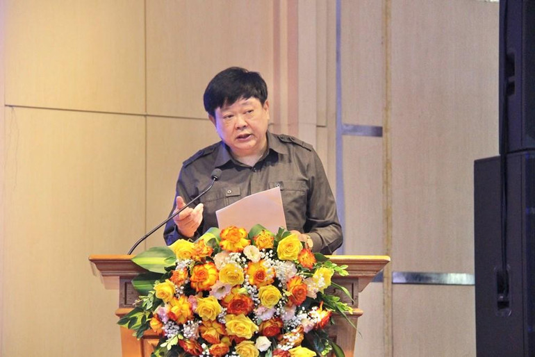 PGS.TS, Nhà văn Nguyễn Thế Kỷ, nguyên Ủy viên BCH Trung ương Đảng, Chủ tịch Hội đồng Lý luận, phê bình văn học, nghệ thuật Trung ương phát biểu khai mạc hội nghị. R Hoinghi1.jpg