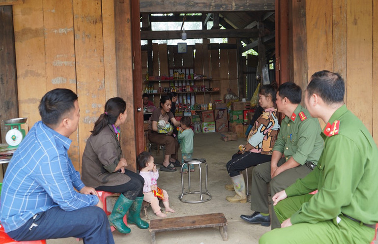 Ông Dương Văn Hầư (ngoài cùng bên trái), Bí thư Chi bộ, người có uy tín thôn Pù Lùng, xã Xuân Lạc phối hợp với Công an tuyên truyền, vận động người dân trong thôn. 125.jpg