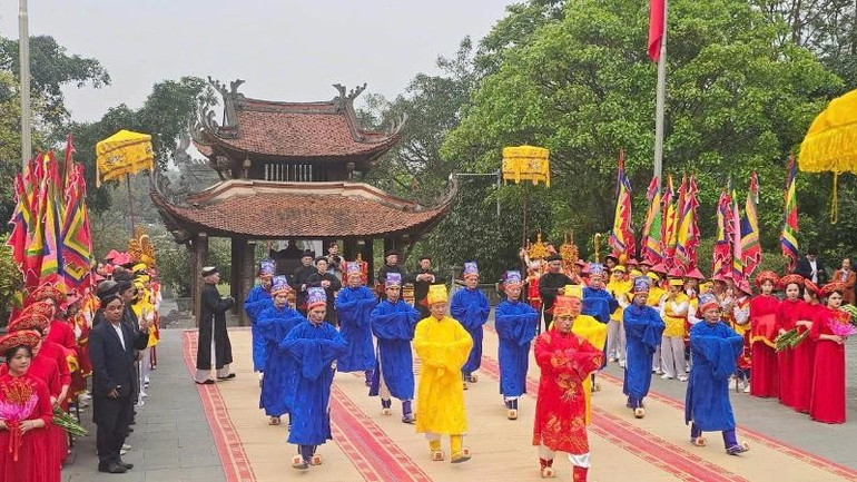 Thực hiện nghi thức Tế lễ truyền thống tại lễ giỗ Đức Quốc Tổ Lạc Long Quân. a.jpg