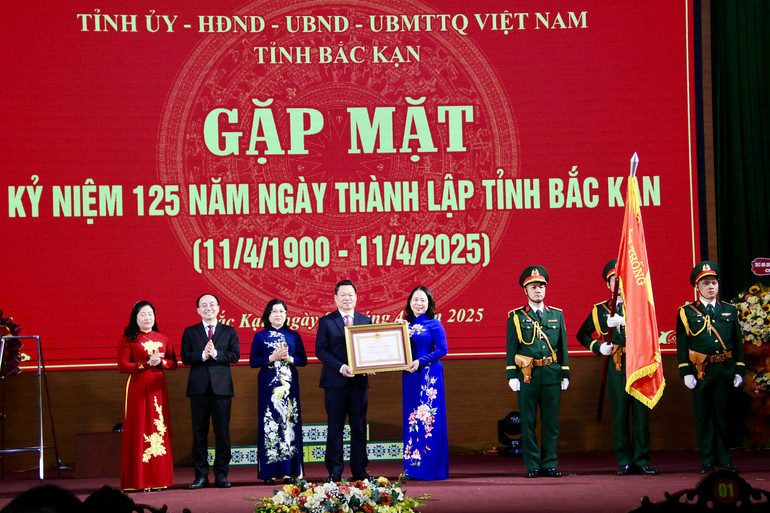 Đồng chí Võ Thị Ánh Xuân, Uỷ viên BCH Trung ương Đảng, Phó Chủ tịch nước Cộng hòa Xã hội Chủ nghĩa Việt Nam, Phó Chủ tịch Thứ nhất Hội đồng Thi đua - Khen thưởng Trung ương trao Huân chương Lao động hạng Nhất cho tỉnh Bắc Kạn. tahc.jpg