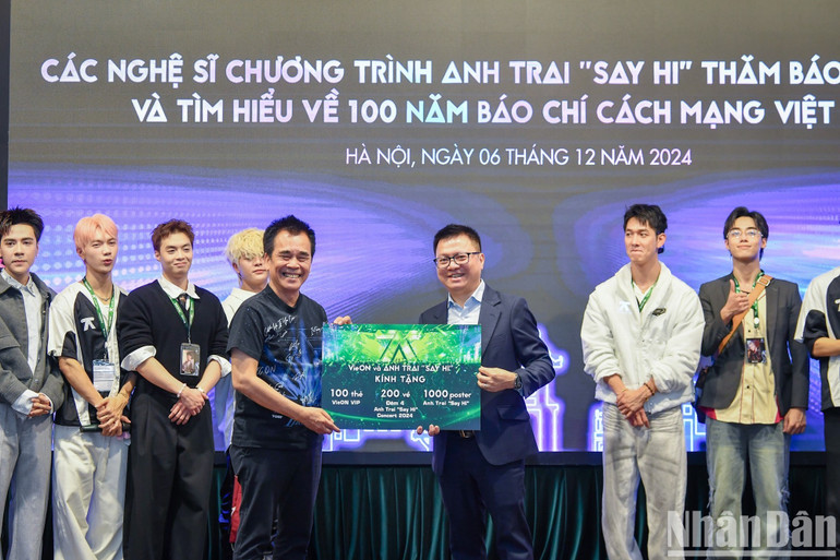 Trong chuyến thăm Báo Nhân Dân, Đại diện DatVietVAC và chương trình “Anh trai say hi” cũng đã trao tặng vé mời xem concert “Anh trai say hi” ngày 9/12, poster “Anh trai say hi”, thẻ VieON và giao lưu với các bạn đọc trẻ Báo Nhân Dân. Trong chuyến thăm Báo Nhân Dân, Đại diện DatVietVAC và chương trình “Anh trai say hi” cũng đã trao tặng vé mời xem concert “Anh trai say hi” ngày 9/12, poster “Anh trai say hi”, thẻ VieON và giao lưu với các bạn đọc trẻ Báo Nhân Dân.
