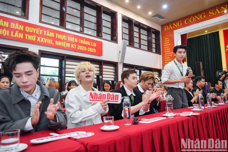 Nghệ sĩ trẻ Trần Minh Hiếu (HIEUTHUHAI), quán quân “Anh trai say hi” chia sẻ tại sự kiện. Nghệ sĩ trẻ Trần Minh Hiếu (HIEUTHUHAI), quán quân “Anh trai say hi” chia sẻ tại sự kiện.