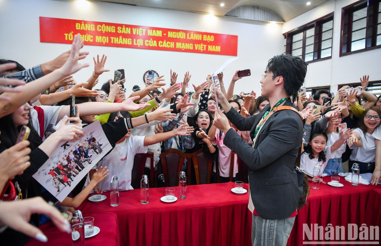 Các nghệ sĩ giao lưu với khán giả tại Báo Nhân Dân. Các nghệ sĩ giao lưu với khán giả tại Báo Nhân Dân.