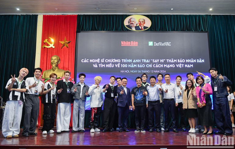 Dàn nghệ sĩ "Anh trai say hi" chụp ảnh lưu niệm tại chương trình. Dàn nghệ sĩ "Anh trai say hi" chụp ảnh lưu niệm tại chương trình.