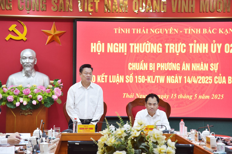 Đồng chí Hoàng Duy Chinh, Ủy viên Ban Chấp hành Trung ương Đảng, Bí thư Tỉnh ủy, Trưởng đoàn ĐBQH tỉnh Bắc Kạn phát biểu tại Hội nghị. nik-9795.jpg