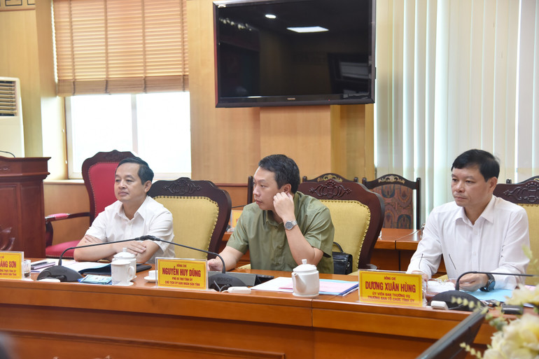 Các đồng chí Thường trực Tỉnh ủy và Ban Tổ chức Tỉnh ủy Thái Nguyên. nik-9781.jpg