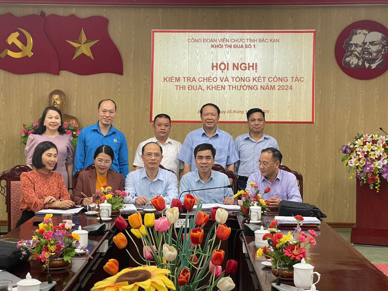 Các đơn vị công đoàn trong Khối thi đua số 1 ký giao ước thi đua năm 2025. 2555.jpg