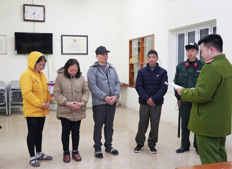 Từ trái qua phải, các đối tượng Lý Thị Huê, Trần Thị Nga, Dương Văn Hoàng và Nguyễn Đình Truyền. dsc09317.jpg