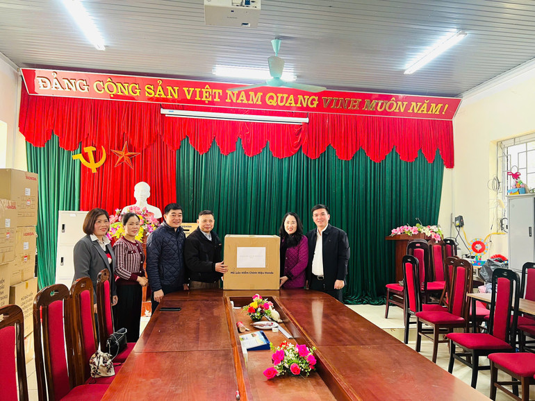 Các đại biểu Quốc hội và thầy, cô giáo tặng quà tại Trường Tiểu học & THCS xã Yên Mỹ. 2-anh-1-yen-my.jpg