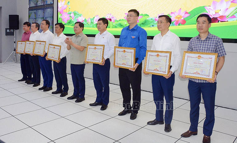 Bí thư Tỉnh ủy Nguyễn Anh Tuấn trao Bằng khen của Chủ tịch UBND tỉnh cho các tập thể có thành tích. a9.jpg