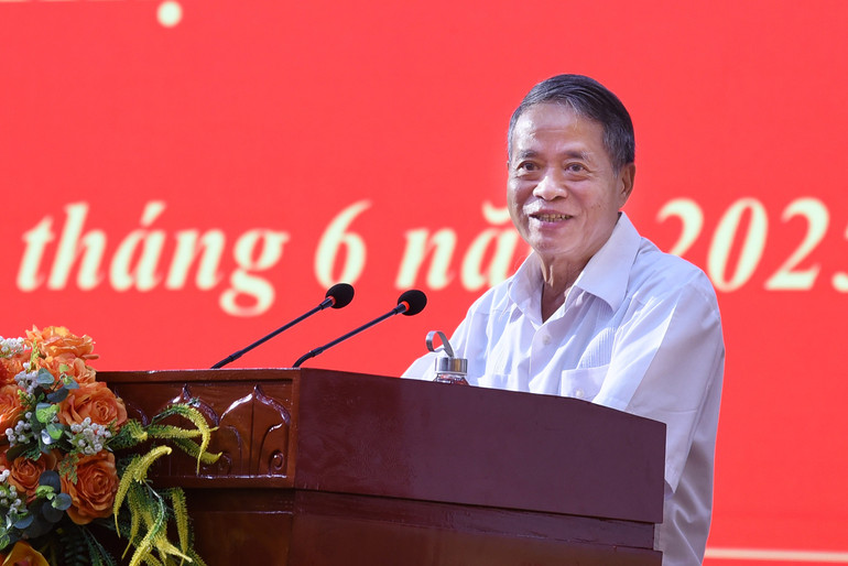 Đồng chí Hà Văn Khoát, nguyên Bí thư Tỉnh ủy, đại diện lãnh đạo tiền nhiệm phát biểu tại Hội nghị. 266-dsc-0259.jpg