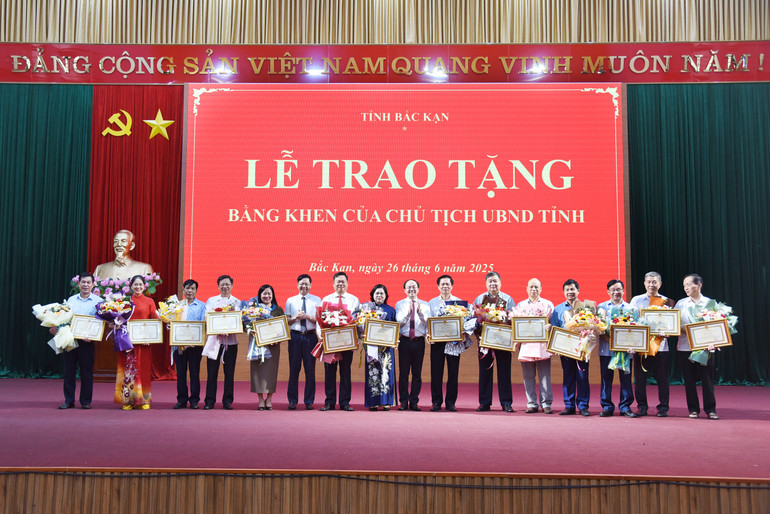 Trao Bằng khen của Chủ tịch UBND tỉnh cho các tập thể, cá nhân có thành tích trong thực hiện Nghị quyết số 18-NQ/TW. 266-dsc-0254.jpg
