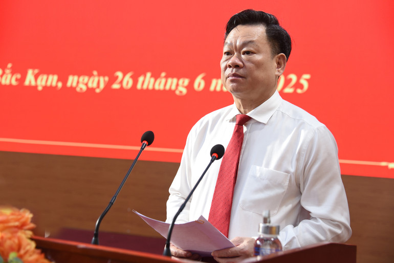 Đồng chí Hoàng Duy Chinh, Ủy viên Ban Chấp hành Trung ương Đảng, Bí thư Tỉnh ủy, Trưởng đoàn ĐBQH tỉnh phát biểu tại Hội nghị cán bộ chủ chốt. 266-dsc-0192.jpg