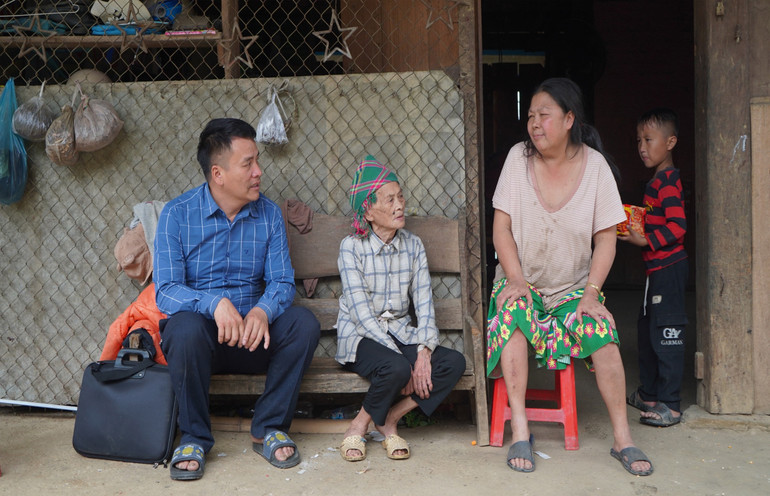 Ông Dương Văn Hầư, Bí thư Chi bộ, người có uy tín thôn Pù Lùng, xã Xuân Lạc trò chuyện cùng người dân trong thôn. 125a.jpg