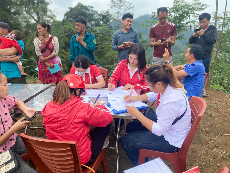 Nhân viên Viettel huyện Ba Bể hỗ trợ người dân đăng ký thuê bao viễn thông công ích. Nhân viên Viettel huyện Ba Bể hỗ trợ người dân đăng ký thuê bao Viễn thông Công ích.jpg