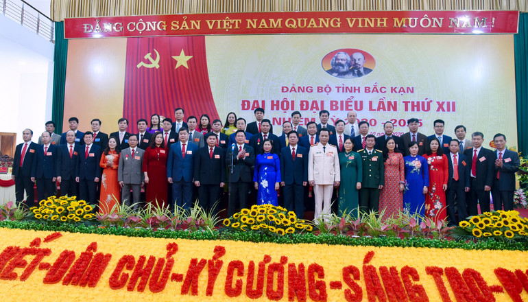 Ban Chấp hành Đảng bộ tỉnh khóa XII, nhiệm kỳ 2020-2025 ra mắt Đại hội. 226-bch-12-2fa16ed0b132.jpg
