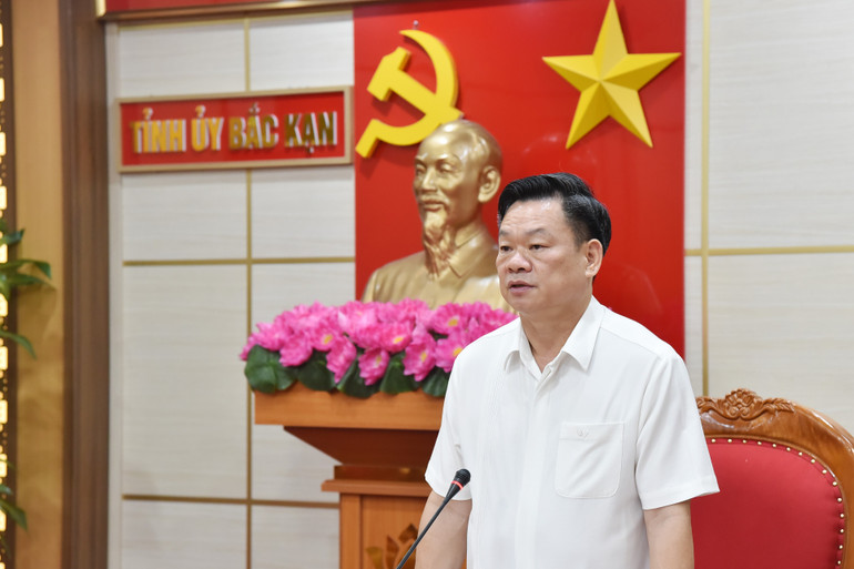 Provincial Party Secretary Hoang Duy Chinh delivered a speech to disseminate the content of the Conference. 046-nik-0428.jpg
