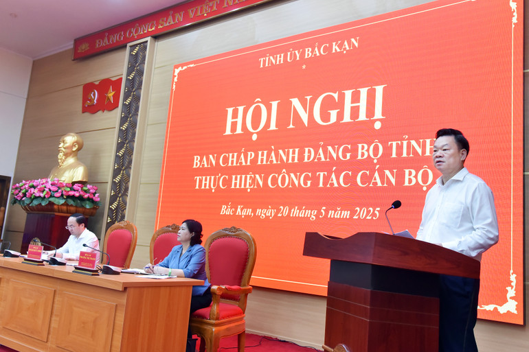 Đồng chí Hoàng Duy Chinh, Ủy viên Ban Chấp hành Trung ương Đảng, Bí thư Tỉnh ủy, Trưởng đoàn ĐBQH tỉnh phát biểu chỉ đạo tại Hội nghị BCH Đảng bộ tỉnh. r444-nik-0172.jpg
