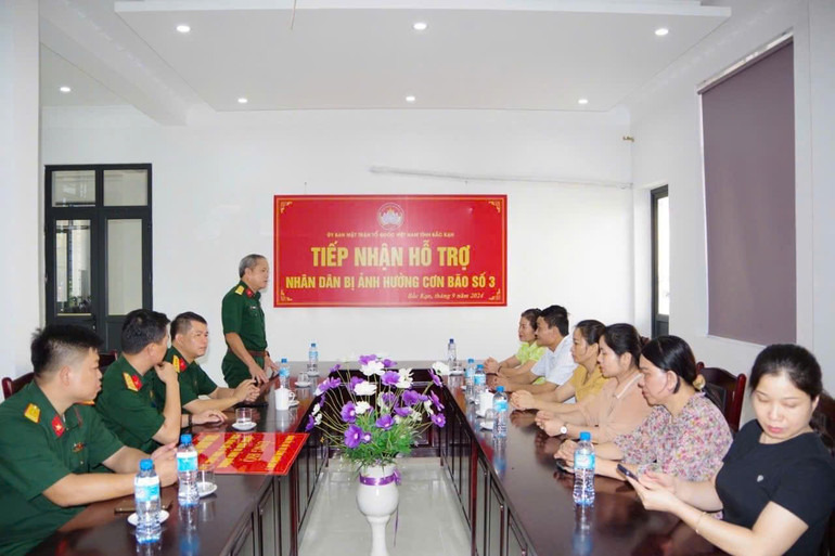Thừa ủy quyền của Bộ Tư lệnh quân khu, Đại tá Lã Văn Hào, Phó Bí thư Thường trực Đảng ủy, Chính ủy Bộ CHQS tỉnh trao 300 triệu đồng ủng hộ đồng bào bị ảnh hưởng cơn bão số 3. Thừa ủy quyền của Bộ Tư lệnh quân khu, Đại tá Lã Văn Hào, Phó Bí thư Thường trực Đảng ủy, Chính ủy Bộ CHQS tỉnh trao 300 triệu đồng ủng hộ đồng bào bị ảnh hưởng cơn bão số 3.