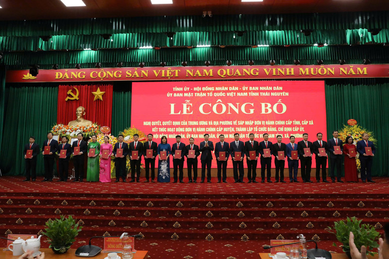 Đồng chí Đinh Quang Tuyên, Phó Bí thư Tỉnh ủy Thái Nguyên trao quyết định thành lập cho các xã, phường. xa-4.jpg