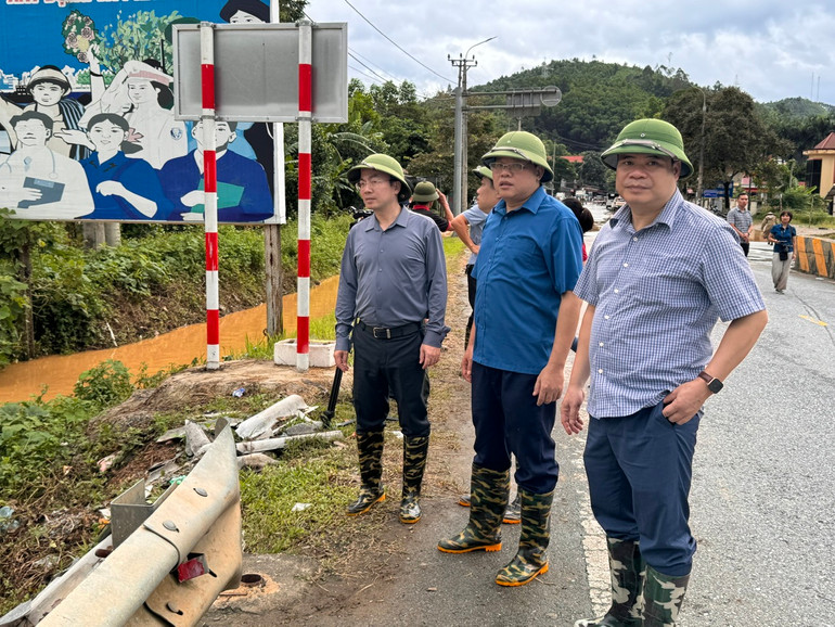 Chủ tịch UBND tỉnh Nguyễn Đăng Bình thị sát mực nước sông Cầu tại cầu Chợ Mới, đoạn giáp với huyện Phú Lương (Thái Nguyên). 57.jpg