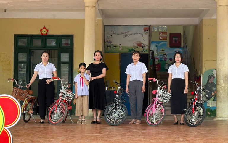 Nhà hảo tâm tặng xe đạp cho học sinh có hoàn cảnh đặc biệt khó khăn của Trường Tiểu học thị trấn Đồng Tâm nhân dịp Tết Trung thu. tang-qua-14-4174.jpg