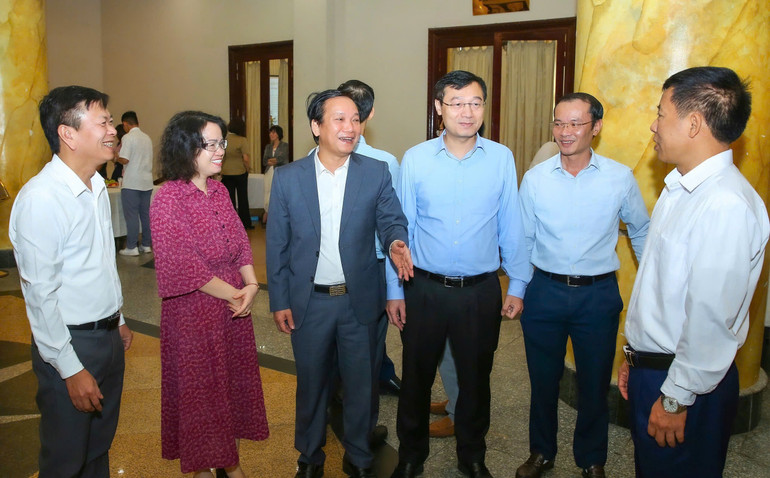 Đại biểu trao đổi bên thềm Hội nghị về hỗ trợ tác phẩm báo chí chất lượng cao. 4.jpg