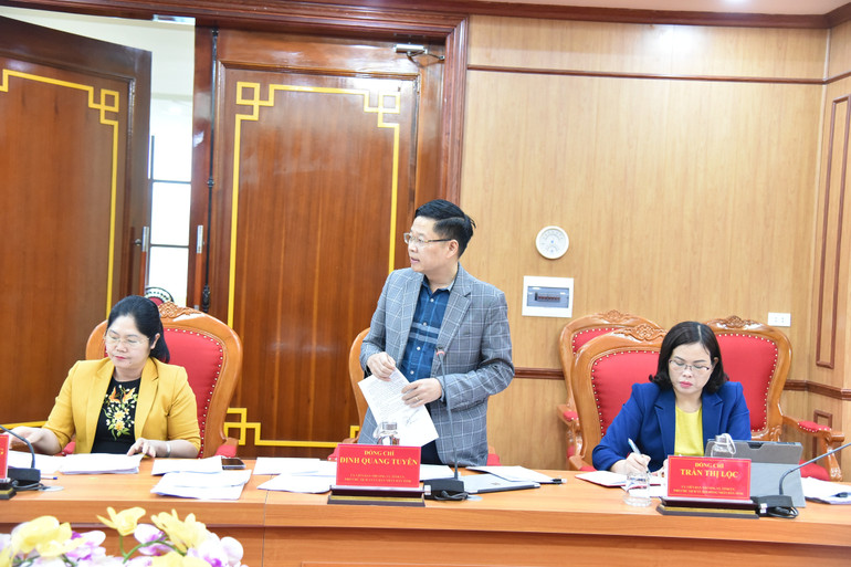 Đồng chí Đinh Quang Tuyên, Ủy viên Ban Thường vụ Tỉnh ủy, Phó Chủ tịch Thường trực UBND tỉnh trình bày Phương án thiết kế Dự án xây dựng tuyến đường kết nối đường cao tốc (CT.07) vào thành phố Bắc Kạn. nik-5126.jpg