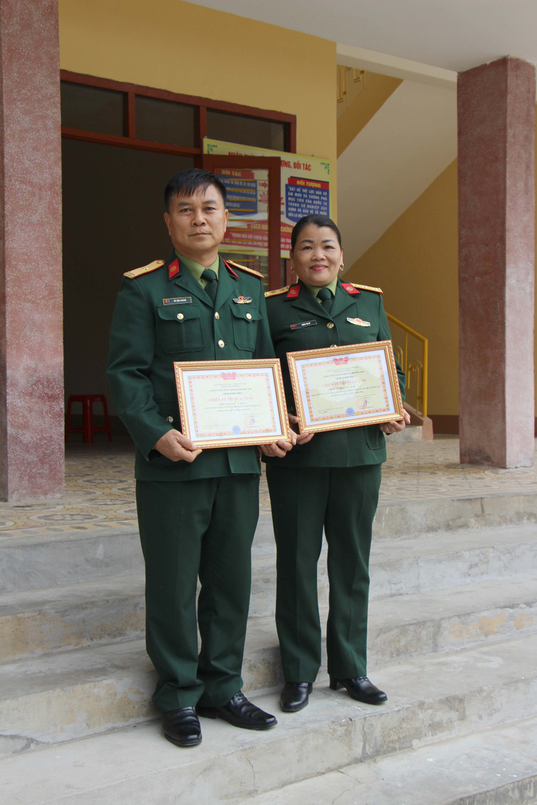 Vợ chồng trung tá QNCN Vũ Văn Quang và đại úy QNCN Đặng Thị Hè luôn nhận và hoàn thành xuất sắc nhiệm vụ được giao. img-5728.jpg