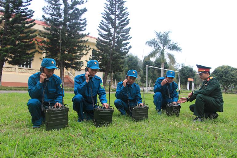 Huấn luyện máy vô tuyến điện sóng cực ngắn cho lực lượng dân quân tự vệ chuyên ngành Thông tin. img-5220.jpg