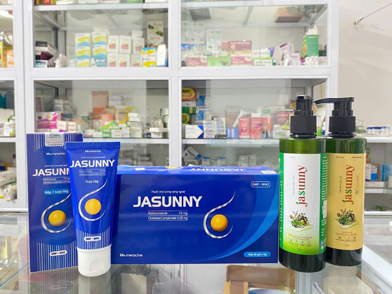 Dầu gội trị gàu Jasunny bán chạy tại các nhà thuốc. Dầu gội trị gàu Jasunny bán chạy tại các nhà thuốc.