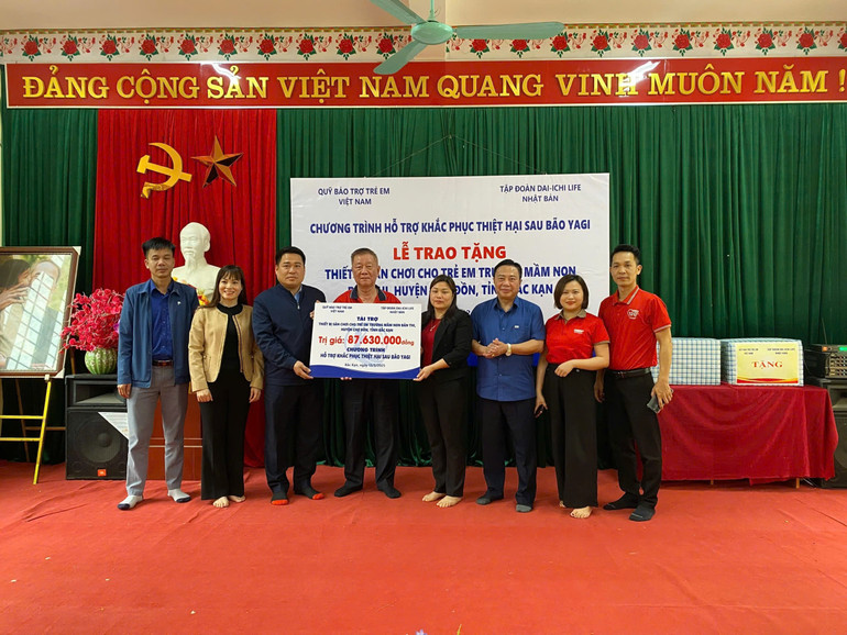 Ông Phùng Đắc Lộc, Giám đốc Quỹ Vì cuộc sống tươi đẹp, Dai-ichi Life VN (người thứ 5, từ bên phải qua), trao biểu trưng tài trợ cho lãnh đạo xã Bản Thi, huyện Chợ Đồn. z6417323079678-73a432b628d1a39664cc7077b85c9781.jpg