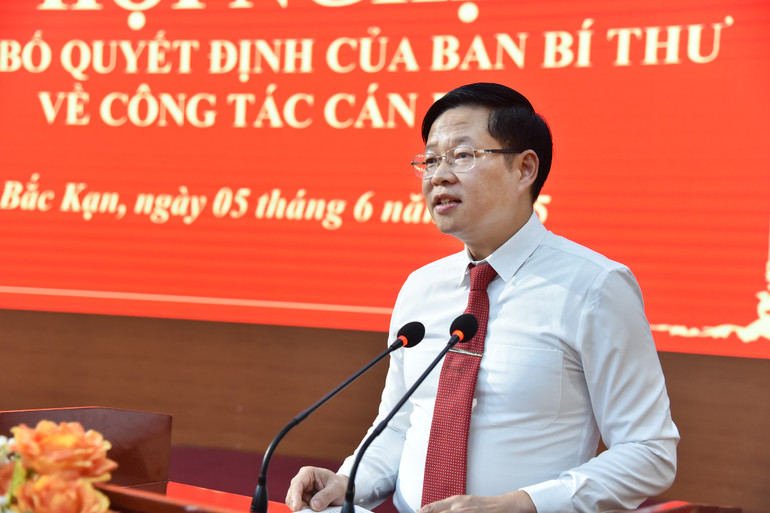 Đồng chí Đinh Quang Tuyên, Phó Bí thư Tỉnh ủy phát biểu nhận nhiệm vụ. nik-0718.jpg