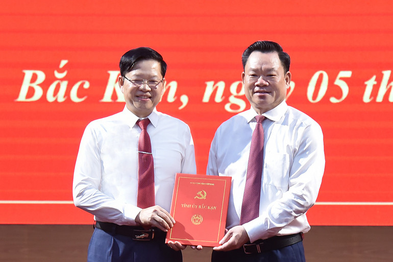 Đồng chí Hoàng Duy Chinh, Ủy viên Ban Chấp hành Trung ương Đảng, Bí thư Tỉnh ủy, Trưởng đoàn ĐBQH tỉnh trao Quyết định của Ban Bí thư cho đồng chí Đinh Quang Tuyên. nik-06602.jpg