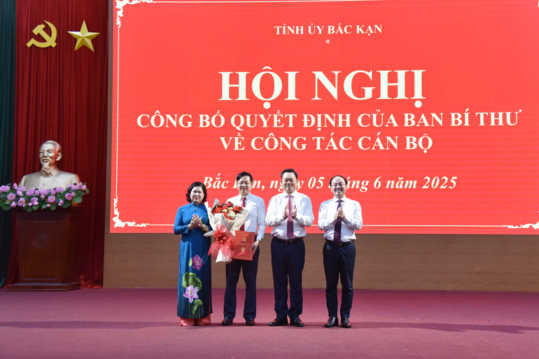 Thường trực Tỉnh ủy tặng hoa chúc mừng đồng chí tân Phó Bí thư Tỉnh ủy Đinh Quang Tuyên. nik-0674.jpg