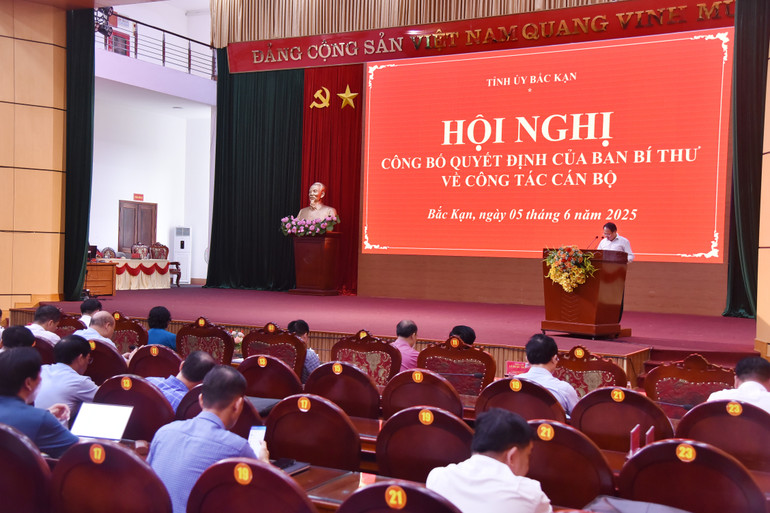 Đồng chí Hoàng Lục Do, Ủy viên Ban Thường vụ, Trưởng ban Tổ chức Tỉnh ủy đọc Quyết định của Ban Bí thư. nik-0638.jpg