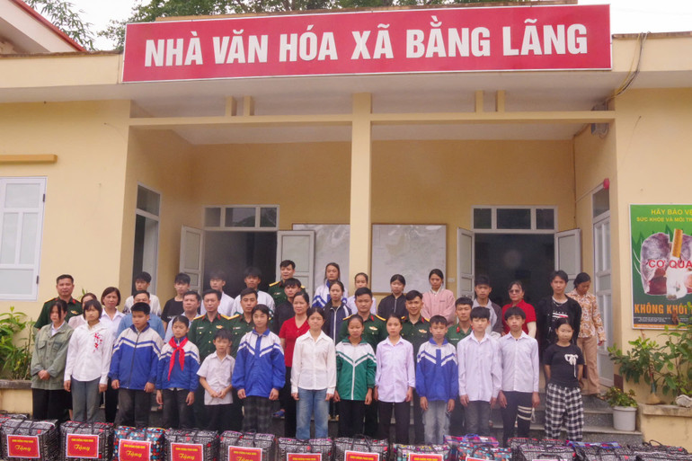 Đại biểu chụp ảnh lưu niệm cùng các em học sinh. jpg-0908.jpg