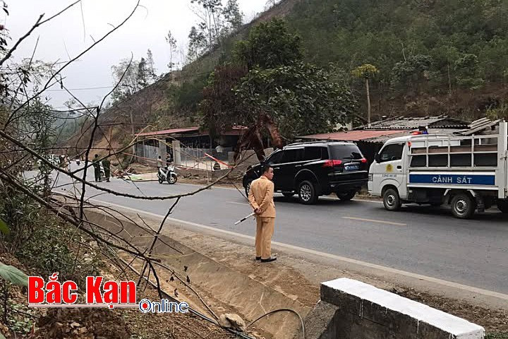 Lực lượng chức năng đang bảo vệ hiện trường. 1-8552.jpg