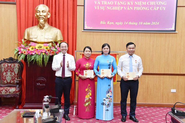 Lãnh đạo Văn phòng Tỉnh ủy và các cán bộ đón nhận Kỷ niệm chương Vì sự nghiệp Văn phòng cấp ủy. nik-4632-9135.jpg