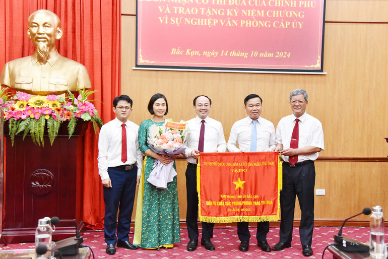 Đồng chí Nguyễn Đăng Bình, Phó Bí thư Tỉnh ủy, Chủ tịch UBND tỉnh thừa ủy quyền của Thủ tướng Chính phủ trao tặng Cờ thi đua của Chính phủ cho Văn phòng Tỉnh ủy Bắc Kạn. nik-4615-7880.jpg