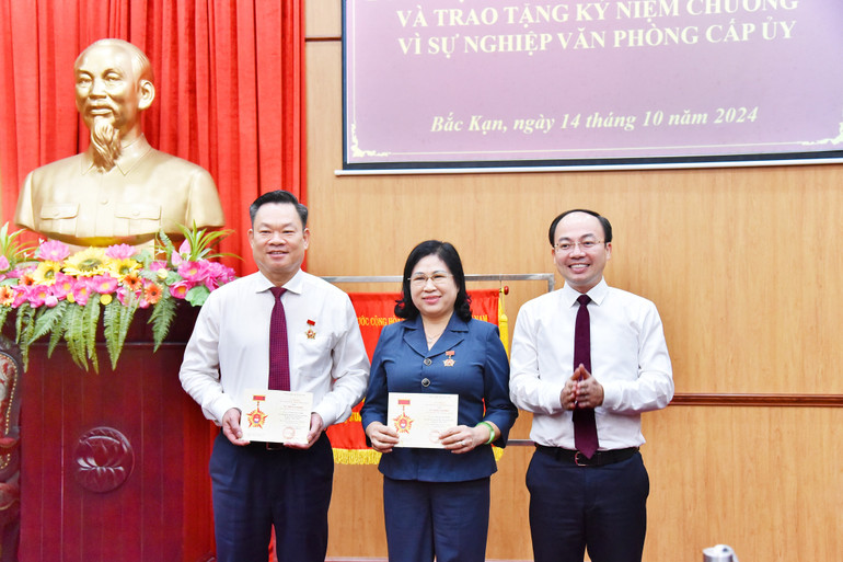 Đồng chí Hoàng Duy Chinh, Bí thư Tỉnh ủy; Phương Thị Thanh, Phó Bí thư Thường trực Tỉnh ủy được trao tặng Kỷ niệm chương Vì sự nghiệp Văn phòng cấp ủy. nik-4623-6765.jpg