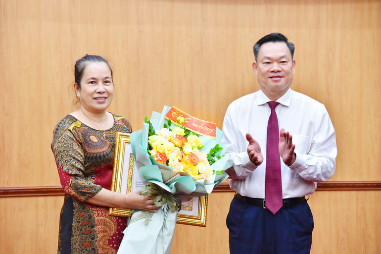 Đồng chí Bí thư Tỉnh ủy Hoàng Duy Chinh trao tặng Huy hiệu 30 năm tuổi Đảng cho đồng chí Đinh Thị Đàn, Trưởng phòng Hành chính, lưu trữ, Văn phòng Tỉnh ủy. nik-4593-3577.jpg