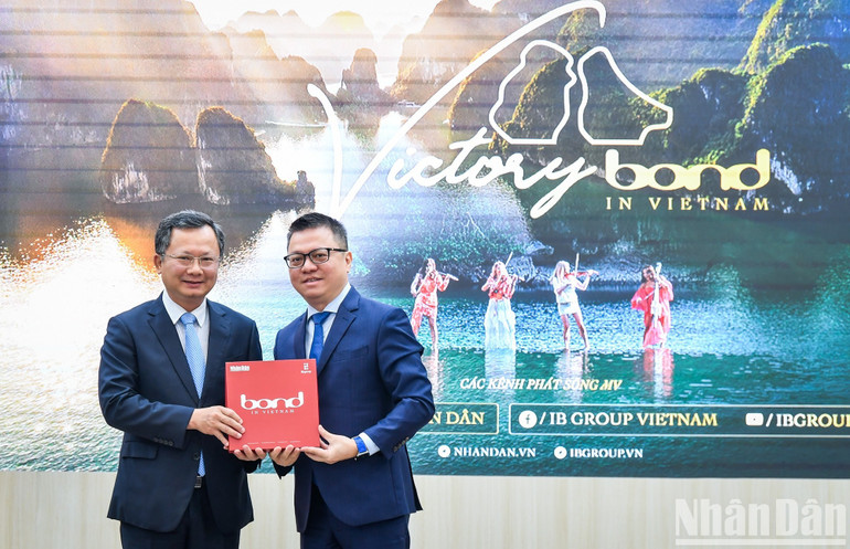 Tổng Biên tập Báo Nhân Dân Lê Quốc Minh trao tặng MV cho Phó Chủ tịch Ủy ban nhân dân tỉnh Quảng Ninh Cao Tường Huy. Tổng Biên tập Báo Nhân Dân Lê Quốc Minh trao tặng MV cho Phó Chủ tịch Ủy ban nhân dân tỉnh Quảng Ninh Cao Tường Huy.