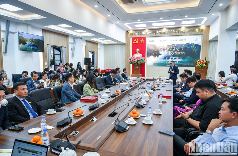 Toàn cảnh lễ ra mắt MV. Toàn cảnh lễ ra mắt MV.