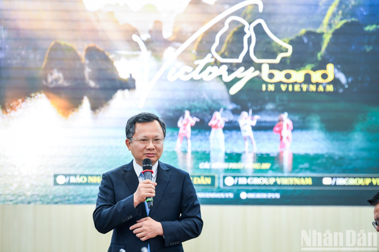 Ông Cao Tường Huy, Phó Chủ tịch Ủy ban nhân dân tỉnh Quảng Ninh, bày tỏ sự xúc động khi giới thiệu MV "Bond - Victory in Vietnam". Ông Cao Tường Huy, Phó Chủ tịch Ủy ban nhân dân tỉnh Quảng Ninh, bày tỏ sự xúc động khi giới thiệu MV "Bond - Victory in Vietnam".