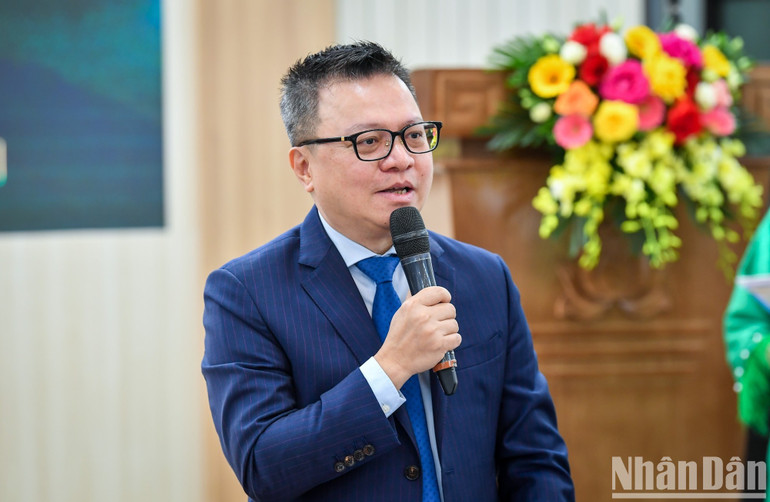 Tổng biên tập Lê Quốc Minh chia sẻ tại lễ ra mắt MV. Tổng biên tập Lê Quốc Minh chia sẻ tại lễ ra mắt MV.