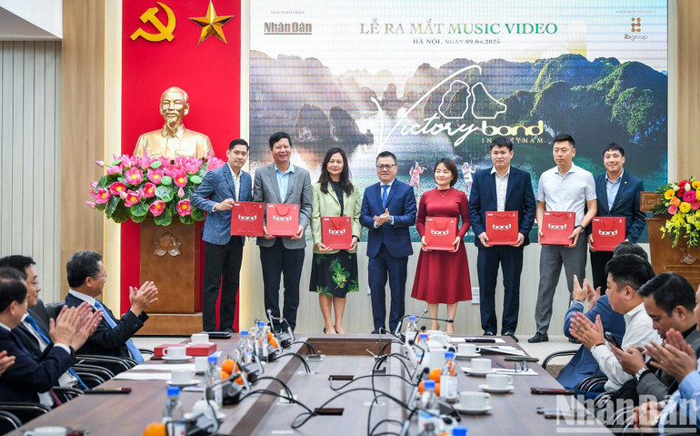 Ban Tổ chức đã trao tặng MV “Victory - Bond in Vietnam” cho lãnh đạo tỉnh Quảng Ninh, các tập đoàn du lịch - khách sạn, hãng hàng không, các đài truyền hình... Ban Tổ chức đã trao tặng MV “Victory - Bond in Vietnam” cho lãnh đạo tỉnh Quảng Ninh, các tập đoàn du lịch - khách sạn, hãng hàng không, các đài truyền hình...
