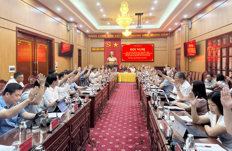 Hội nghị biểu quyết thông qua dự thảo Đề án Kết thúc hoạt động của Đảng bộ tỉnh Bắc Kạn và Đảng bộ tỉnh Thái Nguyên; thành lập Đảng bộ tỉnh Thái Nguyên (mới). img-7679.jpg