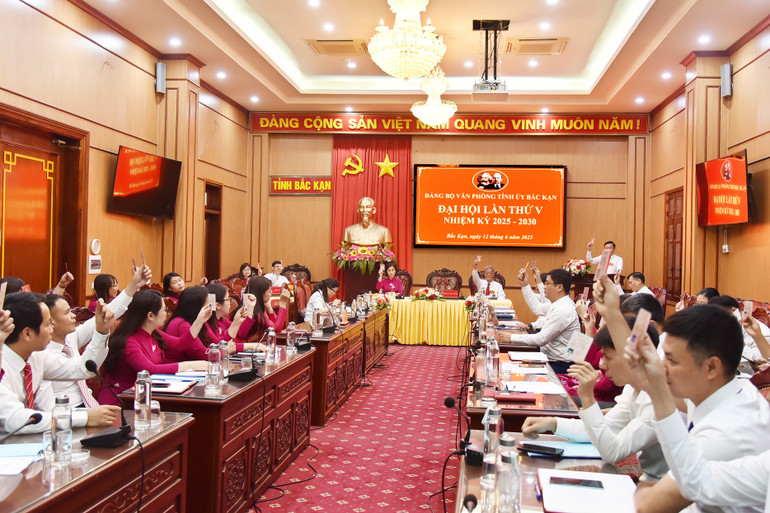 Đại hội biểu quyết các chỉ tiêu, nhiệm vụ nhiệm kỳ 2025-2030. nik-0931.jpg