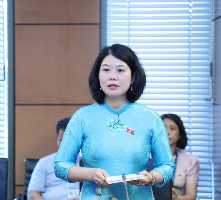 Đại biểu Nguyễn Thị Huế, Phó Chủ tịch Hội Liên hiệp Phụ nữ tỉnh bày tỏ quan điểm đồng tình với các dự thảo nghị quyết được trình tại kỳ họp. 2253.jpg
